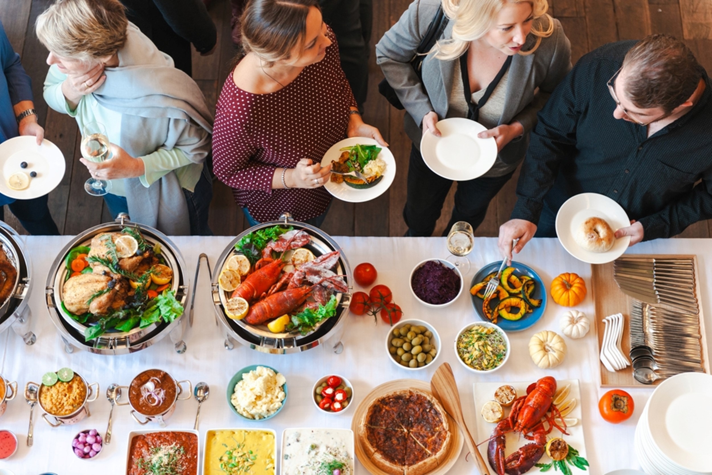 Imagine care ilustreaza buffetul suedez la un restaurant